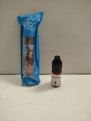 un flacon de liquide à côté d'un tube de dentifrice