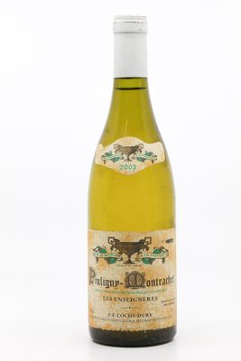 une image représentant une bouteille de vin blanc sur fond blanc