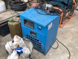 une machine bleue qui se trouve dans un garage