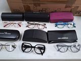 une table sur laquelle se trouvent des verres, un étui à lunettes, des lunettes et d'autres objets