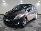 la photo d'une petite voiture noire garée dans un garage