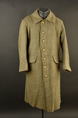 une photo d'un manteau posé sur un mannequin, sur fond noir