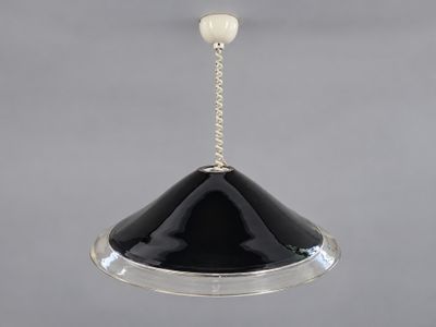 un gros plan d'une lampe noire et blanche suspendue à une chaîne