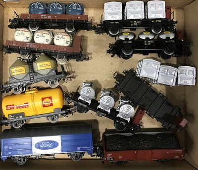 beaucoup de petits trains dans une boîte posée sur la table
