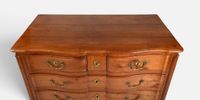 Commode arbalète en bois fruitier ouvrant par quatre tiroirs… (photo 2)
