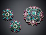 un ensemble de trois broches en émail turquoise, rose et blanc