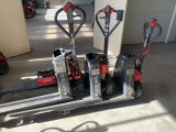 trois diables électriques posés sur une palette