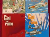 trois livres posés sur une table rouge, sur fond rouge
