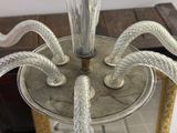une lampe en verre posée sur une table