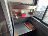 une petite cuisine équipée d'un réfrigérateur et d'un plan de travail