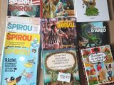 beaucoup de livres qui traînent sur le canapé