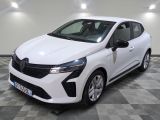 la voiture blanche est garée sur le sol à carreaux d'un garage