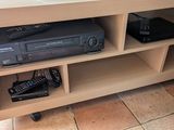 une étagère sur laquelle sont posées plusieurs télécommandes