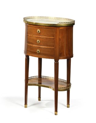 une photo d'une table d'appoint avec un plateau en marbre