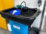un évier noir avec un bac bleu et un meuble jaune