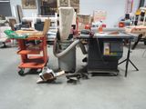 une photo d'une pièce remplie d'outils et d'une table