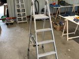 une échelle posée au milieu d'une pièce
