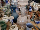 de nombreux vases et bols posés sur une table dans une pièce
