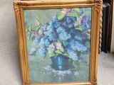 une photo d'un tableau représentant un vase bleu avec des fleurs violettes