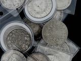 beaucoup de pièces d'argent dans un sac en plastique