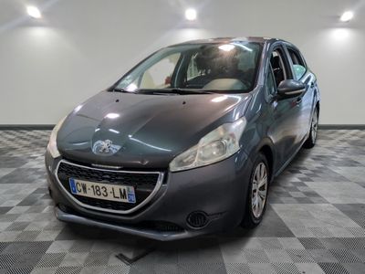 la photo d'une voiture garée dans un garage