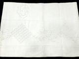 une nappe blanche ornée de motifs brodés