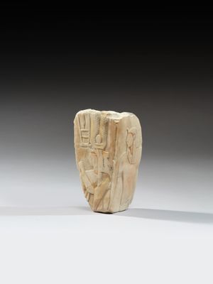 une image représentant un objet en pierre sculptée orné d'un motif