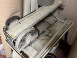 une photo d'une salle de bains sale avec plein d'objets par terre