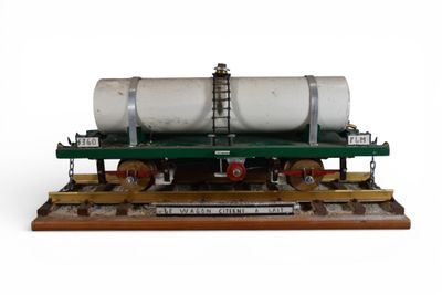 Maquette "Le wagon citerne à lait" bois peint, fabrication L…