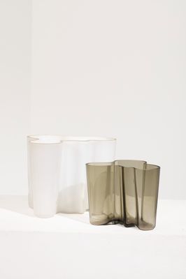 trois tasses de couleurs différentes posées sur une table blanche