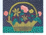 une peinture représentant un panier de fleurs sur fond bleu