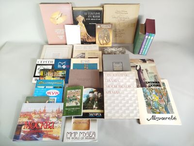 un grand nombre de livres posés sur une table