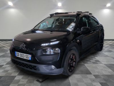 une photo d'un 4x4 noir garé dans un garage