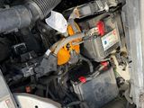 un moteur de voiture auquel sont reliés tout un tas de fils