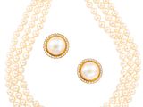 un ensemble composé d'un collier et de boucles d'oreilles en perles