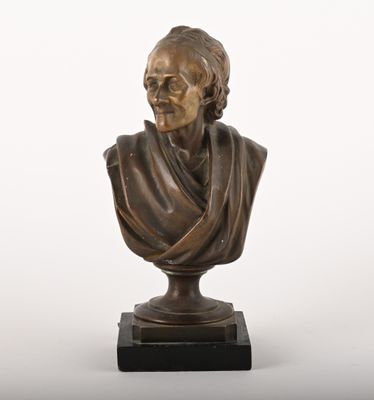 un buste en bronze représentant un homme avec une écharpe autour du cou