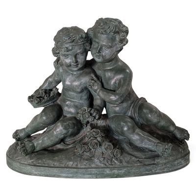 statue représentant deux enfants assis sur un rocher, des fleurs à la main