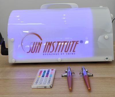 deux stylos et une télécommande posés sur une table à côté d'une boîte
