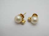 une paire de boucles d'oreilles en perles et diamants