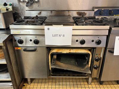 beaucoup d'ustensiles de cuisine dans une cuisine dotée de nombreux plans de travail