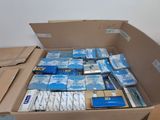 une boîte remplie de cigarettes et d'autres objets