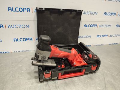 une boîte à outils contenant une cloueuse à fil et deux autres outils