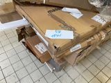 une pile de cartons empilés les uns sur les autres par terre