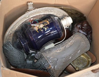 une boîte remplie d'objets divers, dont une bouteille bleue