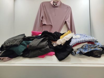 une pile de vêtements posée sur une étagère dans une pièce