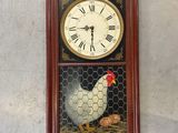 une horloge accrochée au mur sur laquelle est représenté un poulet