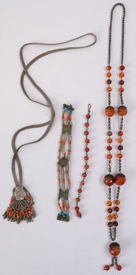 un assortiment de colliers et de bracelets variés, présentés sur un fond blanc