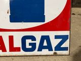a sign that says al gaz on the side of the road