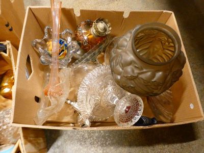 une boîte en carton remplie d'objets hétéroclites sur le sol