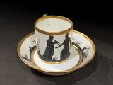 une tasse et une soucoupe ornées de l'image d'une femme